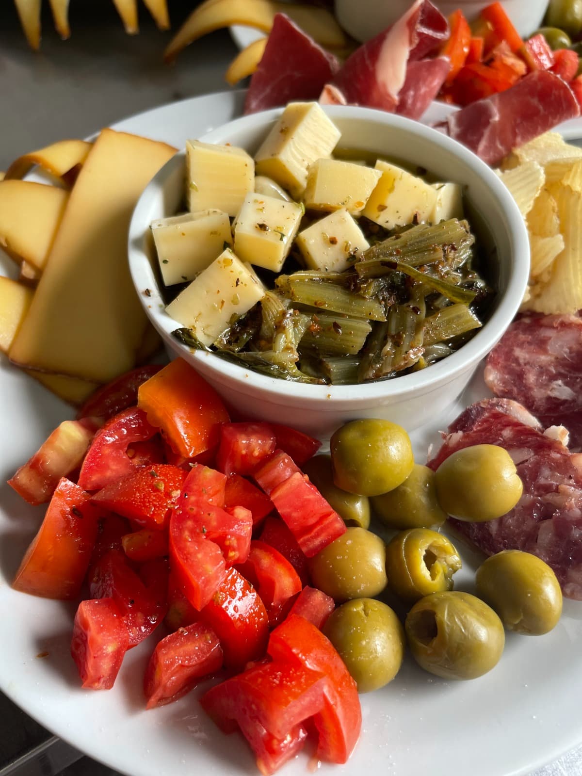 Picada con fiambres, quesos, tomate y aceitunas